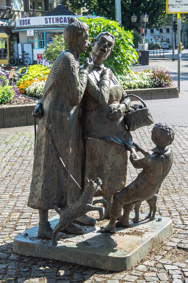 http://wp.kunst-in-der-stadt-haan.de/wp-content/uploads/2015/10/Kladderwiewer-600x900.jpg