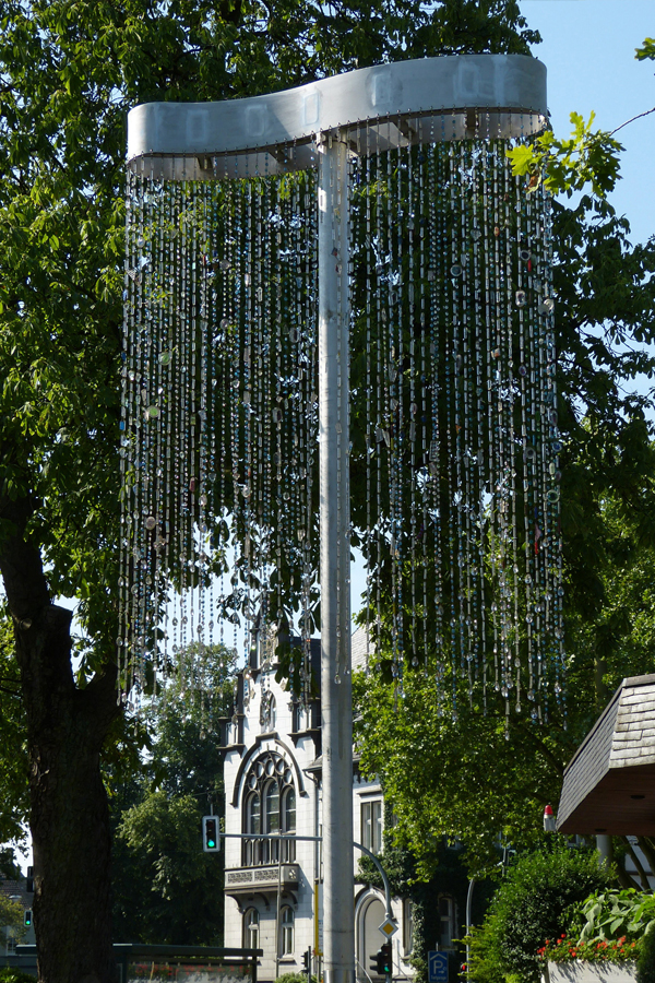 http://wp.kunst-in-der-stadt-haan.de/wp-content/uploads/2015/10/Wasserall-600x900.jpg